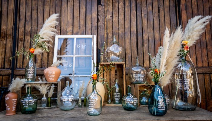 autocollants-prénoms-plan-de-table-marque-place-numéro-dame-jeanne-pot-terre-cuite-location-décoration-mariage-78-28